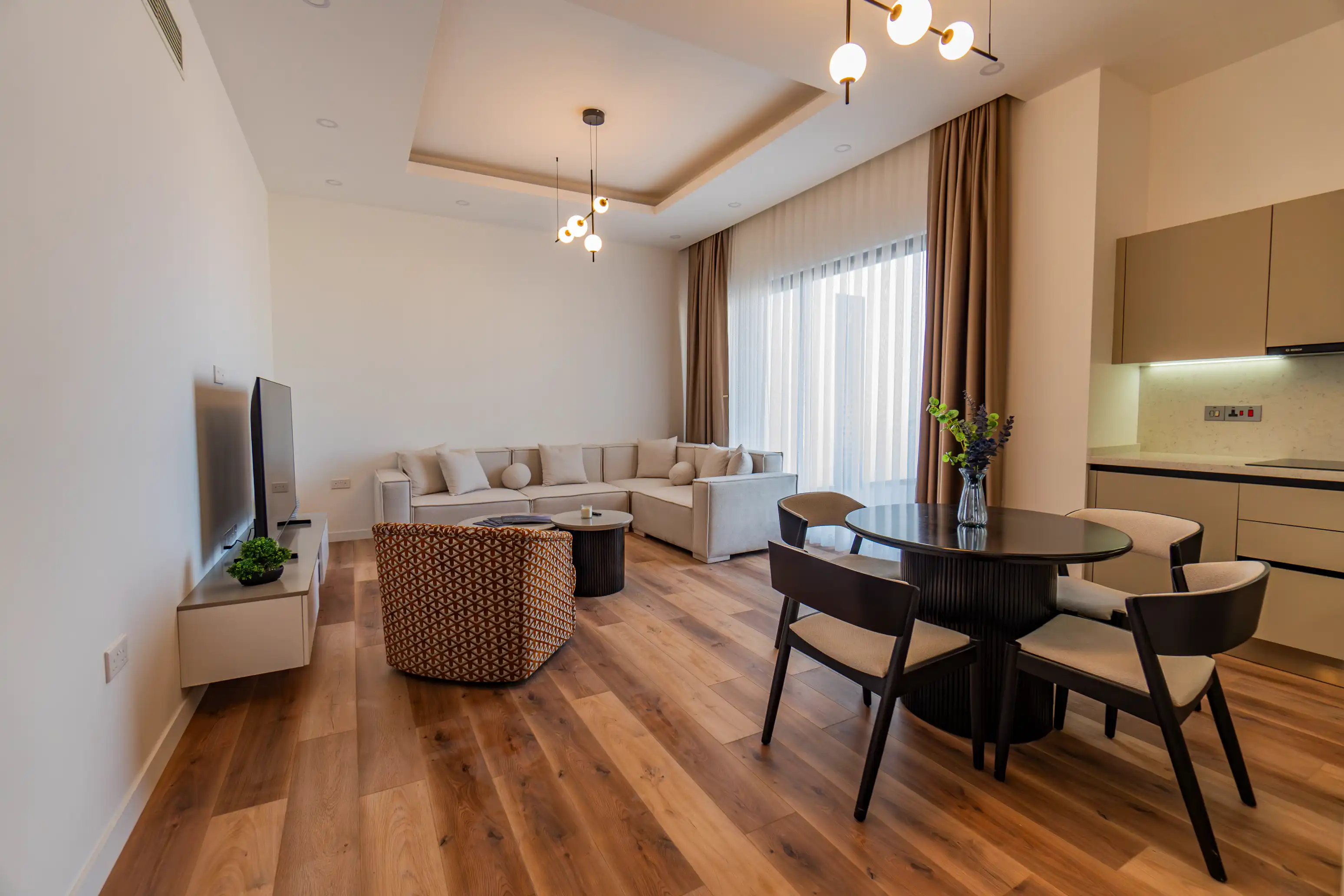 Wohnzimmer mit offener Küche – Aqualina Apartment