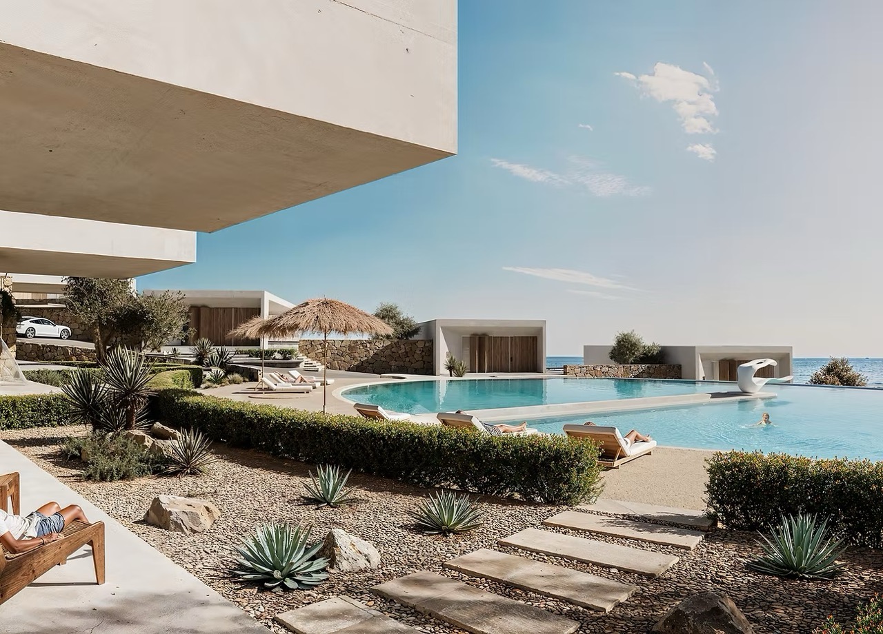 The Edge – Poolbereich mit Liegen und mediterraner Bepflanzung