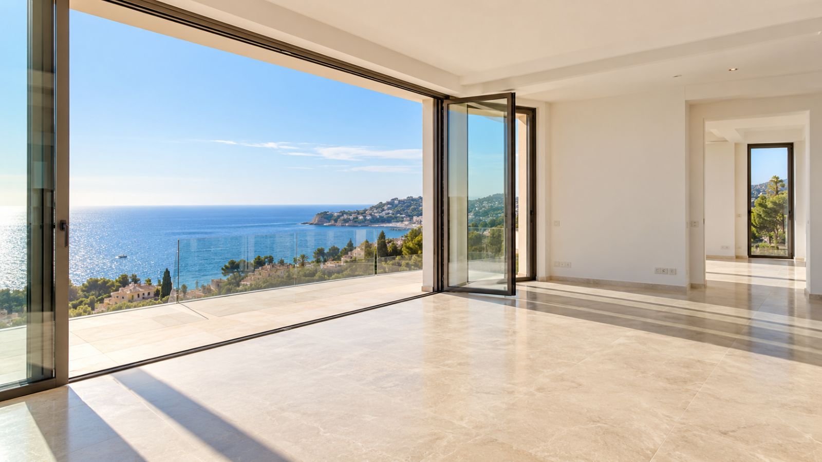 Helle, leere Neubauwohnung mit Blick durch große Fenster aufs Meer